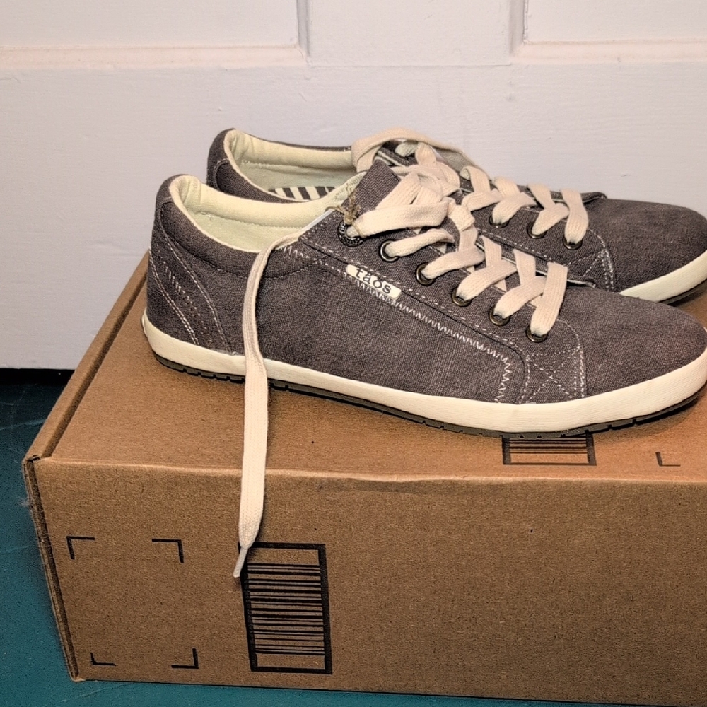 Taos Footwear Gray Canvas Lace-Up Sneakers